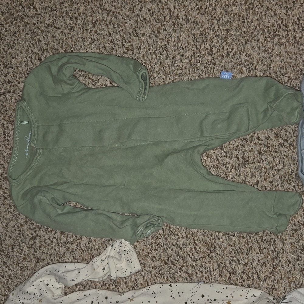 Bundle: 4 sz NB Unisex Footie Pajamas - Magnetic Me x2, Carter's x2 - Picture 5 of 8